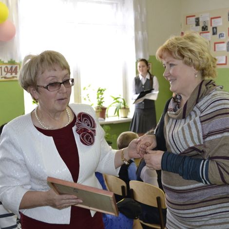 О.Ю. Селькова (слева) благодарит Т.Г. Костылеву.