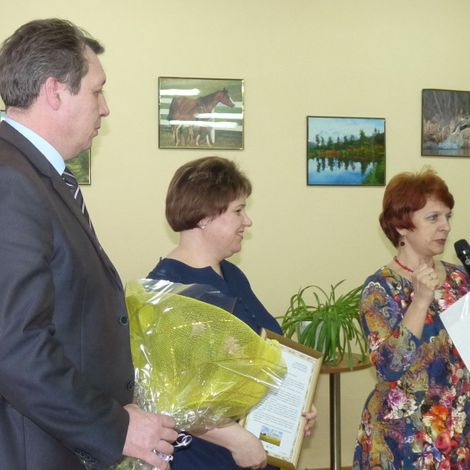 С.С. Савинова вручает Г.В. Унгефуг сертификат на приобретение оборудования.