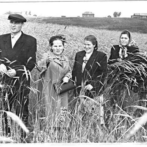 Александр Бугаев с женой, сестрой и женами братьев возле д. Горьковской.
