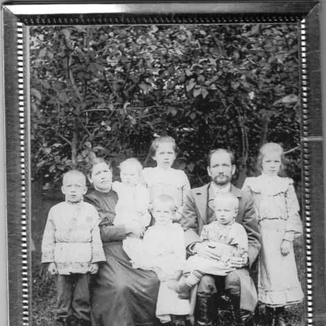 Семья Морозова Александра Гурьевича (примерно 1900 г.).jpg