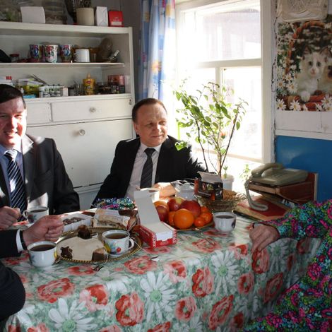 Старцева Капиолина Павловна потчует гостей чаем.