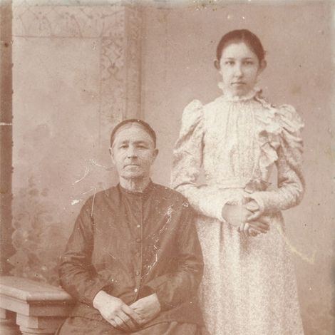 Фивия Львовна Розова (Куратова), жена брата поэта, с внучкой Анной Павловной.