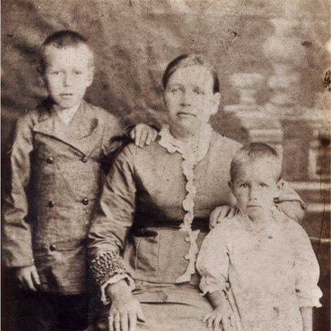 Александра Афанасьевна Куратова (Фёдорова) с детьми.